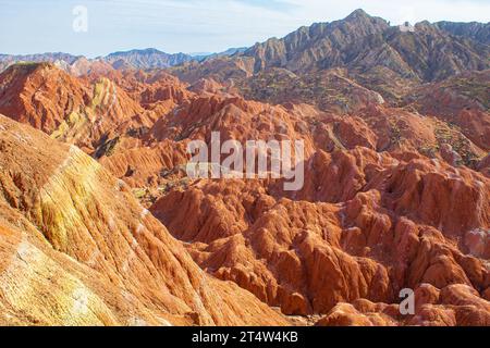 Colourful Hills Scenic Area di Zhangye National Geopark (Zhangye Danxia). La Danxia è un paesaggio famoso a Zhangye, Gansu, Cina. Foto al tramonto Foto Stock