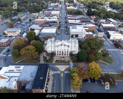 Tribunale della contea di Lincoln a Lincolnton, North Carolina visto dal drone Foto Stock