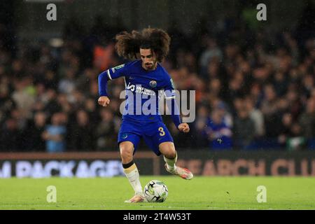 Londra, Regno Unito. 1 novembre 2023. Marc Cucurella del Chelsea passa il pallone durante la partita della EFL Carabao Cup tra Chelsea e Blackburn Rovers allo Stamford Bridge, Londra, Inghilterra il 1 novembre 2023. Foto di Carlton Myrie. Solo per uso editoriale, licenza necessaria per uso commerciale. Nessun utilizzo in scommesse, giochi o pubblicazioni di un singolo club/campionato/giocatore. Credito: UK Sports Pics Ltd/Alamy Live News Foto Stock