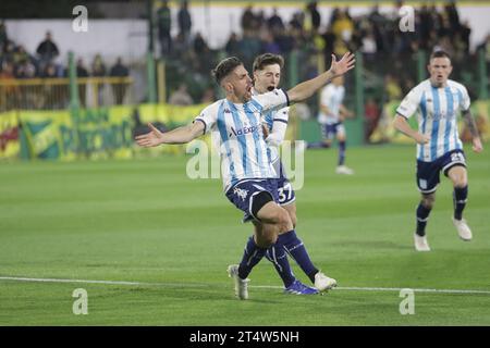 Florencio Varela, Argentina, 1 novembre 2023. Gabriel Hauche del Racing Club celebra il primo gol della sua squadra di fare il punteggio durante la partita tra Defensa y Justicia vs Racing Club. Credito: Fabideciria. Foto Stock