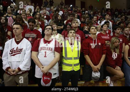 Bloomington, USA. 1 novembre 2023. BLOOMINGTON, INDIANA - 1° NOVEMBRE: I tifosi di basket nella sezione studentesca si fermano durante un momento di silenzio prima di una partita di basket femminile all'interno della Simon Skjodt Assembly Hall dopo che l'allenatore della morte Bob Knighton è stato annunciato il 1° novembre 2023 a Bloomington, Indiana. Knight allenò la squadra di basket maschile all'interno dell'Assembly Hall e con la sua squadra vinse i campionati NCAA del 1976, 1981 e 1987. (Filmati di Credit: Jeremy Hogan/Alamy Live News Foto Stock