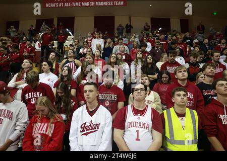 Bloomington, USA. 1 novembre 2023. BLOOMINGTON, INDIANA - 1° NOVEMBRE: I tifosi di basket nella sezione studentesca si fermano durante un momento di silenzio prima di una partita di basket femminile all'interno della Simon Skjodt Assembly Hall dopo che l'allenatore della morte Bob Knighton è stato annunciato il 1° novembre 2023 a Bloomington, Indiana. Knight allenò la squadra di basket maschile all'interno dell'Assembly Hall e con la sua squadra vinse i campionati NCAA del 1976, 1981 e 1987. (Filmati di Credit: Jeremy Hogan/Alamy Live News Foto Stock