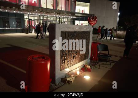 Bloomington, USA. 1 novembre 2023. BLOOMINGTON, INDIANA - 1° NOVEMBRE: Fiori e una sedia sono posti alla base della targa del campionato NCAA del 1976 fuori dalla Simon Skjodt Assembly Hall, dove Bob Knight, scomparso, allenò il 1° novembre 2023 a Bloomington, Indiana. Knight allenò la squadra di basket maschile all'interno dell'Assembly Hall e con la sua squadra vinse i campionati NCAA del 1976, 1981 e 1987. (Filmati di Credit: Jeremy Hogan/Alamy Live News Foto Stock