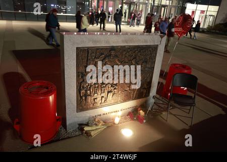 Bloomington, USA. 1 novembre 2023. BLOOMINGTON, INDIANA - 1° NOVEMBRE: Fiori e una sedia sono posti alla base della targa del campionato NCAA del 1976 fuori dalla Simon Skjodt Assembly Hall, dove Bob Knight, scomparso, allenò il 1° novembre 2023 a Bloomington, Indiana. Knight allenò la squadra di basket maschile all'interno dell'Assembly Hall e con la sua squadra vinse i campionati NCAA del 1976, 1981 e 1987. (Filmati di Credit: Jeremy Hogan/Alamy Live News Foto Stock