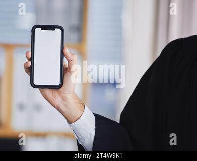 Mano, schermo del telefono e persona con comunicazione online, networking o contattaci su social media mockup. App mobile, interfaccia utente e chiave cromatica per il sito Web Foto Stock