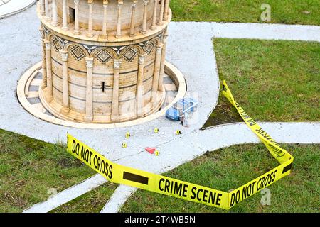Divertente scena del crimine presso la Mini Torre Pendente di Pisa nel mini parco in miniatura Mini-Europe – Bruxelles Belgio – 23 ottobre 2023 Foto Stock