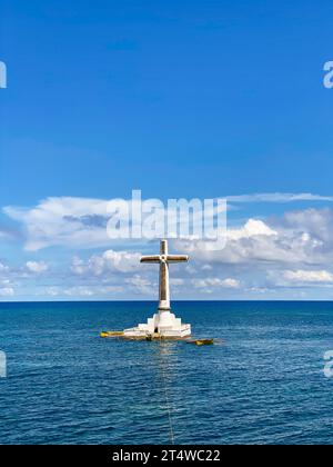 Splendido paesaggio marino del cimitero sommerso sull'isola di Camiguin. Filippine. Foto Stock