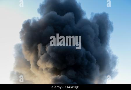 Fumo scuro denso in un fuoco per lo sfondo Foto Stock