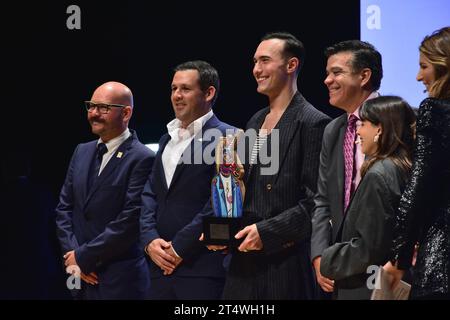 Leon, Messico. 1 novembre 2023: Hermes Villafuerte, Mauricio Battaglia, Fernando Padilla e Kass Torres premiano Charles Jeffrey dopo la sua presentazione in Trends & Design 2023 al Teatro del Bicentenario di Leon, Guanajuato. Messico. Crediti: JVMODEL Foto Stock