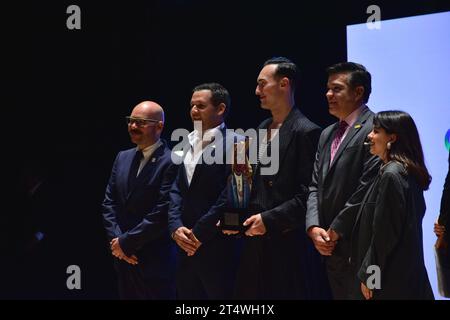 Leon, Messico. 1 novembre 2023: Hermes Villafuerte, Mauricio Battaglia, Fernando Padilla e Kass Torres premiano Charles Jeffrey dopo la sua presentazione in Trends & Design 2023 al Teatro del Bicentenario di Leon, Guanajuato. Messico. Crediti: JVMODEL Foto Stock