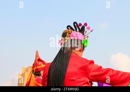 Copricapo da spettacolo di danza popolare cinese in stile tradizionale yangko, contea di Luannan, provincia di hebei, Cina Foto Stock