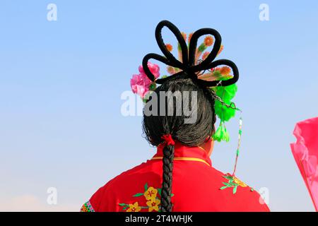 Copricapo da spettacolo di danza popolare cinese in stile tradizionale yangko, contea di Luannan, provincia di hebei, Cina Foto Stock