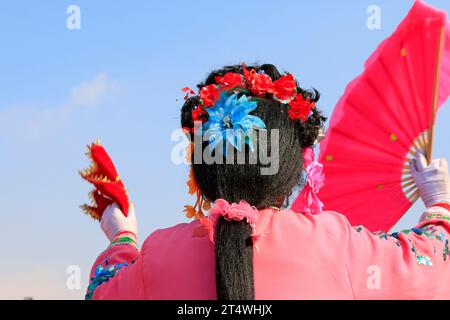 Copricapo da spettacolo di danza popolare cinese in stile tradizionale yangko, contea di Luannan, provincia di hebei, Cina Foto Stock