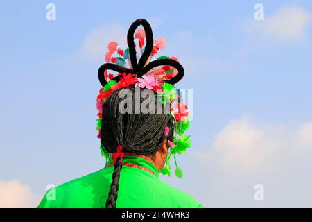 Copricapo da spettacolo di danza popolare cinese in stile tradizionale yangko, contea di Luannan, provincia di hebei, Cina Foto Stock