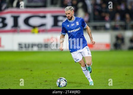 Kristoffer Velde di Lech Poznan è stato visto in azione durante la partita di calcio dell'Ekstraklasa del 2023-24 tra Cracovia Krakow e Lech Poznan allo Stadio di Cracovia. Punteggio finale; Cracovia Krakow 1:1 Lech Poznan. (Foto di Grzegorz Wajda/SOPA Images/Sipa USA) credito: SIPA USA/Alamy Live News Foto Stock