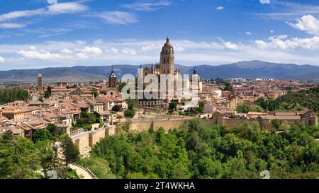 Vista aerea di Segovia, Spagna, con l'iconica cattedrale di Segovia e le montagne circostanti Foto Stock