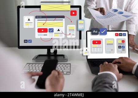 I team designer lavorano su progetti di interfaccia utente e UX per la tecnologia delle app mobili, le interfacce digitali, gli schermi mobili e la progettazione di applicazioni per telefoni cellulari. Foto Stock