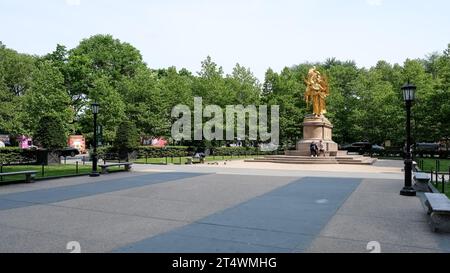 Veduta dello Sherman Memorial, un gruppo di sculture in onore di William Tecumseh Sherman, situato nella Grand Army Plaza di Manhattan, New York City. Foto Stock