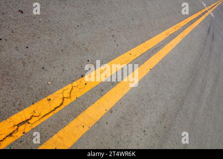 Doppia linea continua gialla Foto Stock