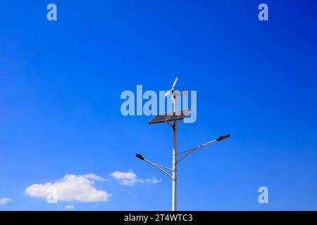 Luce stradale a vento solare sotto il cielo blu Foto Stock