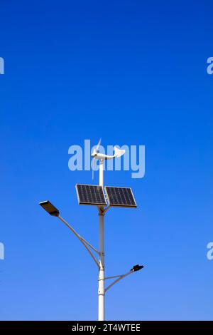 Luce stradale a vento solare sotto il cielo blu Foto Stock