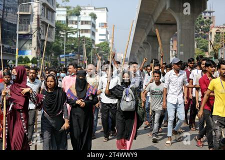 Dhaka, Bangladesh. 1 novembre 2023. I lavoratori dell'abbigliamento bloccano le strade mentre prendono parte a una protesta a Dacca il 1° novembre 2023. Migliaia di lavoratori dell'abbigliamento del Bangladesh hanno barricato le strade a Dacca mercoledì chiedendo salari equi per i principali marchi occidentali, con almeno due morti durante i giorni di proteste. Foto di Habibur Rahman/ABACAPRESS.COM Credit: Abaca Press/Alamy Live News Foto Stock