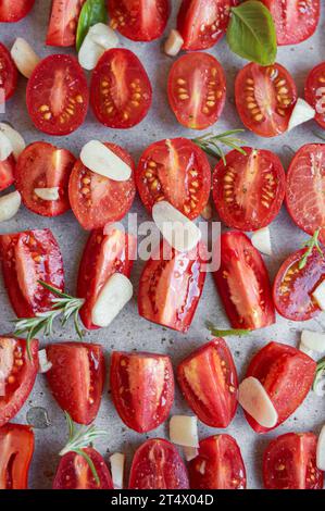 Fette di pomodoro fresco con erbe. Pomodori secchi fatti in casa nel vassoio da forno Foto Stock