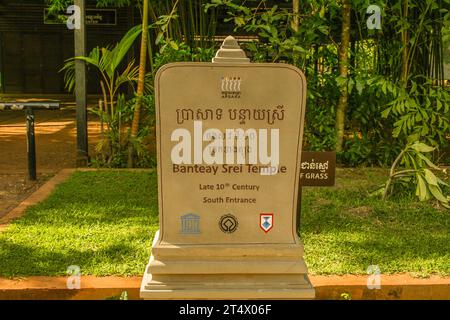 Cartello di ingresso/cartello bilingue del Tempio Banteay Srei. Parco archeologico di Angkor, provincia di Siem Reap, Cambogia. © Brooks Lieb Foto Stock