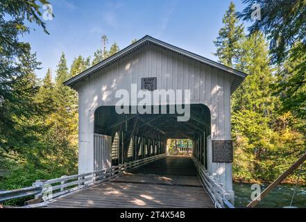 Belknap Bridge, Howe Truss Bridge, sul fiume McKenzie nella comunità di Rainbow, Oregon, Stati Uniti Foto Stock