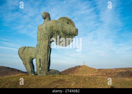 Famoso monumento di battaglia di Didgori con gigantesche sculture di soldati. Georgia, storia Foto Stock