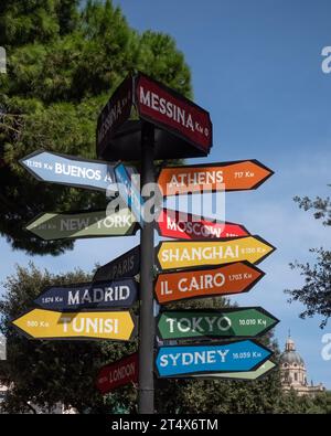MESSINA, SICILIA, ITALIA - 15 SETTEMBRE 2023: Indicazioni stradali per le altre città del centro Foto Stock