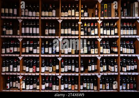 La Morra, Piemonte, Italia - 8 settembre 2022: Interno di una enoteca a la Morra, Piemonte Foto Stock