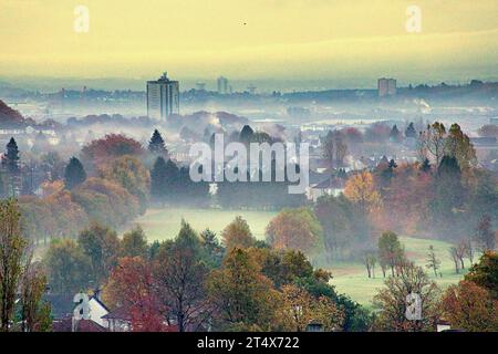 Glasgow, Scozia, Regno Unito. 2 novembre 2023. Tempo nel Regno Unito: La pioggia battente ha visto la nebbia del terreno al mattino presto sul campo da golf di Knightswood e sulla città. Credit Gerard Ferry/Alamy Live News Foto Stock