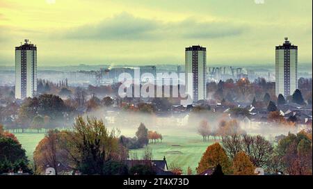 Glasgow, Scozia, Regno Unito. 2 novembre 2023. Tempo nel Regno Unito: La pioggia battente ha visto la nebbia del terreno al mattino presto sul campo da golf di Knightswood e sulla città. Credit Gerard Ferry/Alamy Live News Foto Stock