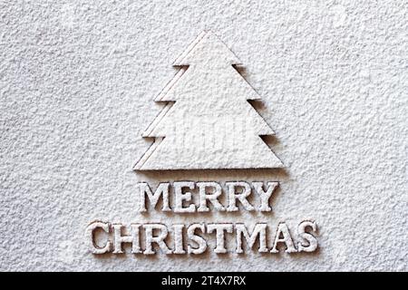 Albero di Natale fatto di farina, scritta di buon Natale, sfondo natalizio creativo Foto Stock
