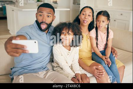 Faccia divertente, famiglia e selfie nel salotto di casa, legarsi e rilassarsi. Sorridi, foto del profilo e bambini con madre e padre che scattano foto Foto Stock