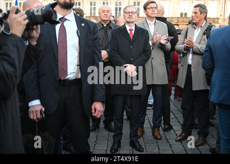 Praga, Repubblica Ceca. 1 novembre 2023. (L-R) Praga Arcivescovo Jan Graubner, primo ministro ceco Petr fiala, ministro del traffico Martin Kupka e senatore Zdenek Nytra durante la manifestazione dal titolo "siamo in piedi con Israele” a sostegno di Israele per esprimere solidarietà a Israele e ai suoi cittadini e richiamare l'attenzione sull'aumento mondiale dell'antisemitismo, tenuto dalla Federazione delle Comunità ebraiche, si è svolto nella Piazza della città Vecchia a Praga, Repubblica Ceca, il 1° novembre 2023. Crediti: Michal Kamaryt/CTK Photo/Alamy Live News Foto Stock