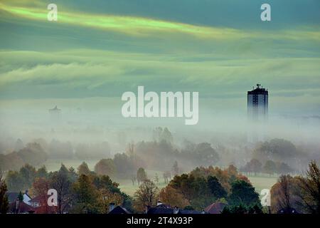 Glasgow, Scozia, Regno Unito. 2 novembre 2023. Tempo nel Regno Unito: La pioggia battente ha visto la nebbia del terreno al mattino presto sul campo da golf di Knightswood e sulla città. Credit Gerard Ferry/Alamy Live News Foto Stock