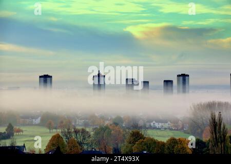 Glasgow, Scozia, Regno Unito. 2 novembre 2023. Tempo nel Regno Unito: La pioggia battente ha visto la nebbia del terreno al mattino presto sul campo da golf di Knightswood e sulla città. Credit Gerard Ferry/Alamy Live News Foto Stock