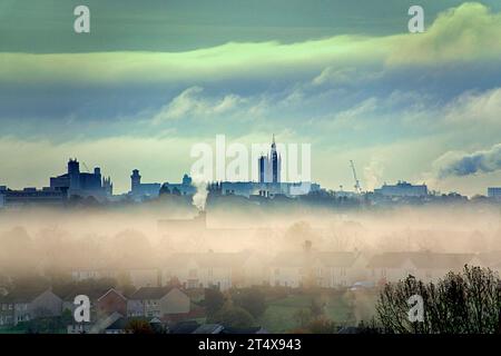 Glasgow, Scozia, Regno Unito. 2 novembre 2023. Tempo nel Regno Unito: La pioggia battente ha visto la nebbia del terreno al mattino presto sul campo da golf di Knightswood e sulla città. Credit Gerard Ferry/Alamy Live News Foto Stock