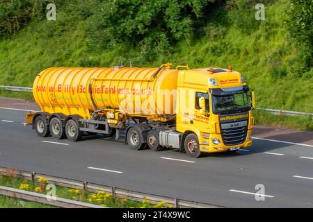 Billy Bowie Special Projects Ltd 2021 autocisterna conica DAF CF che viaggia sull'autostrada M6 a Greater Manchester, Regno Unito Foto Stock