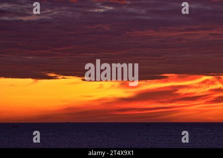 Alba sul mare di Nha Trang, Vietnam Foto Stock