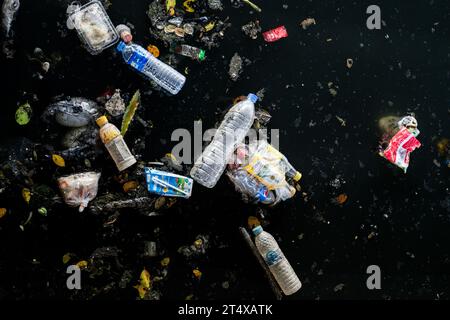 Thailandia. 2 novembre 2023. Bottiglie di plastica e altri rifiuti di plastica monouso sono visibili galleggianti nel canale Khlong Toey. La vita quotidiana a Bangkok, in Thailandia, come il neo-eletto governo del Partito Pheu Thai, guidato dal primo ministro Srettha Thavisin, lotta per attirare più turismo internazionale nel Regno con ulteriori schemi di esenzione dal visto per i viaggiatori provenienti da Russia, India, Cina e Taiwan. Crediti: Matt Hunt/Neato/Alamy Live News Foto Stock