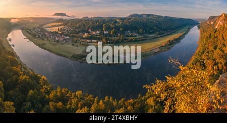 Un'ampia foto panoramica di 2:1, vista dal Bastei, di un'alba autunnale con molti colori autunnali, con vista e nebbia mattutina sull'Elba e sul c Foto Stock