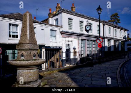 Ex Harrow School Shop, Corner of West Street & High Street, Harrow on the Hill, Borough of Harrow, Londra, Inghilterra, Regno Unito Foto Stock