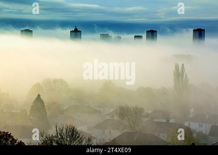 Glasgow, Scozia, Regno Unito. 2 novembre 2023. Tempo nel Regno Unito: La pioggia battente ha visto la nebbia del terreno al mattino presto sul campo da golf di Knightswood e sulla città. Credit Gerard Ferry/Alamy Live News Foto Stock