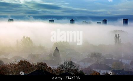 Glasgow, Scozia, Regno Unito. 2 novembre 2023. Tempo nel Regno Unito: La pioggia battente ha visto la nebbia del terreno al mattino presto sul campo da golf di Knightswood e sulla città. Credit Gerard Ferry/Alamy Live News Foto Stock