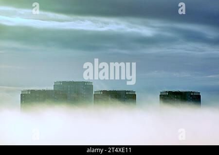 Glasgow, Scozia, Regno Unito. 2 novembre 2023. Tempo nel Regno Unito: La forte pioggia ha visto la nebbia di terra della mattina presto sopra il bosco di notte, mentre le torri di lincoln avenue si separano dalla città. Credit Gerard Ferry/Alamy Live News Foto Stock