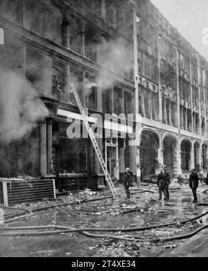 Le conseguenze delle prime bombe sganciate dalla Luftwaffe su un grande edificio commerciale a Londra, in Inghilterra, il 21 agosto 1940. Foto Stock