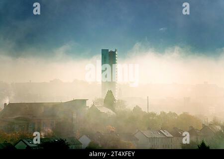 Glasgow, Scozia, Regno Unito. 2 novembre 2023. Tempo nel Regno Unito: La forte pioggia ha visto la nebbia di terra della mattina presto sopra la torre del tribunale di anniesland, l'edificio più alto della scozia e della città. Credit Gerard Ferry/Alamy Live News Foto Stock